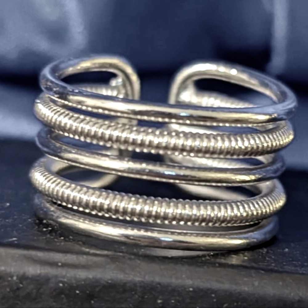 Adjustable Vestopazzo Silver-Colored Ring with 5 lines.